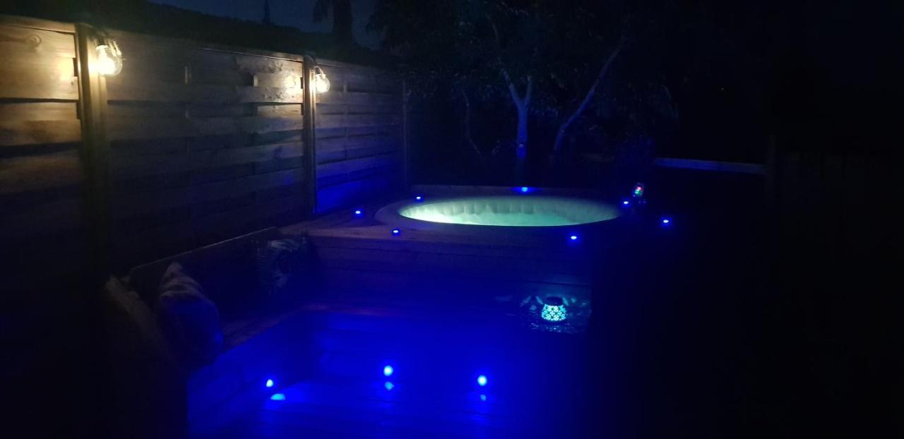 Cottage Combet Gîte Climatisé avec Jacuzzi Marsanne Esterno foto